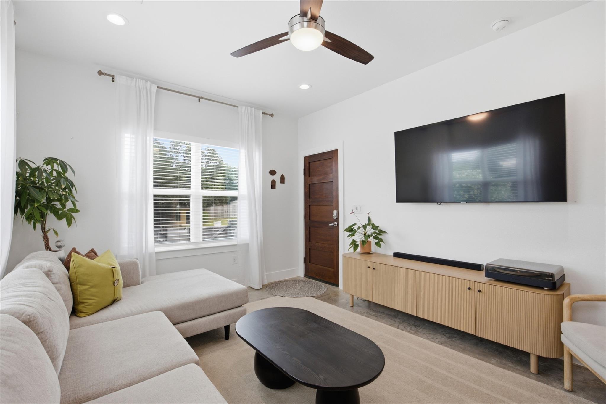 1134 Chicon St #a Property Photo 7