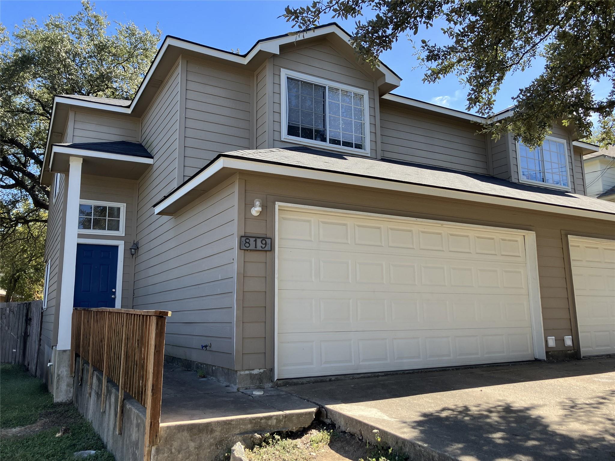 819/821 Sagewood Trl Property Photo