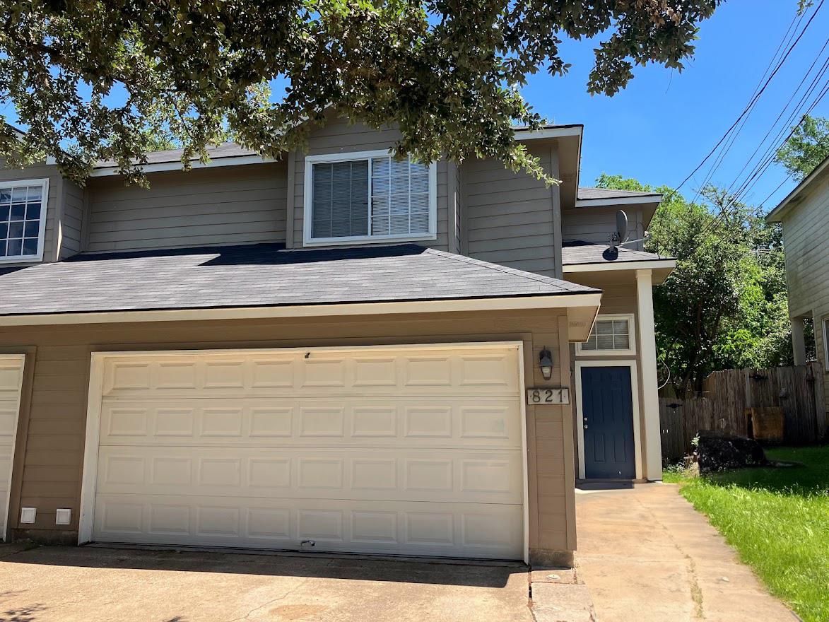 819/821 Sagewood Trl Property Photo 3