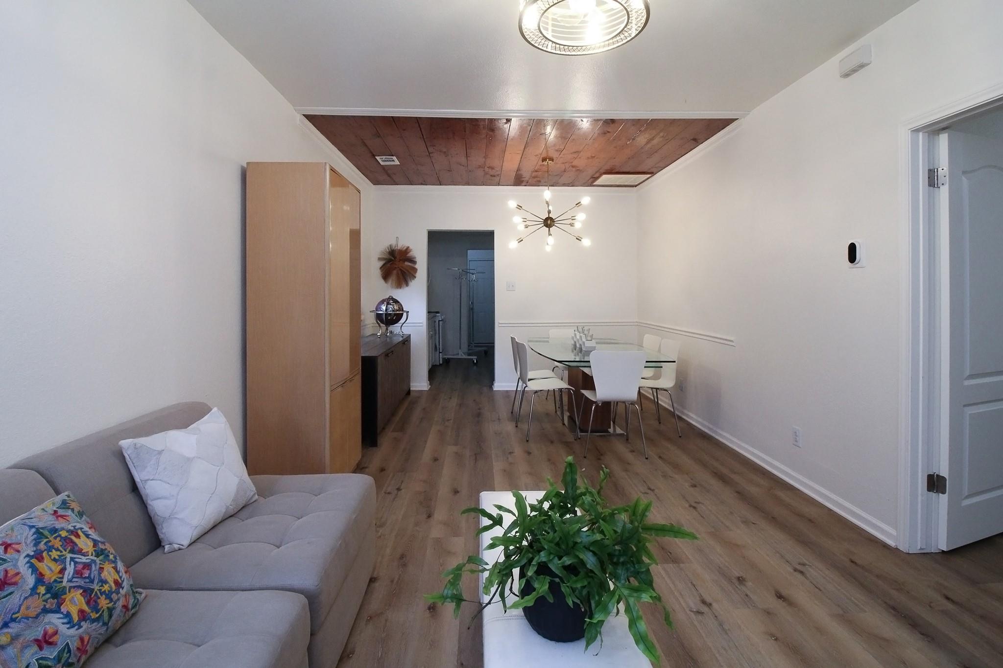 5411 Hudson St Property Photo 6