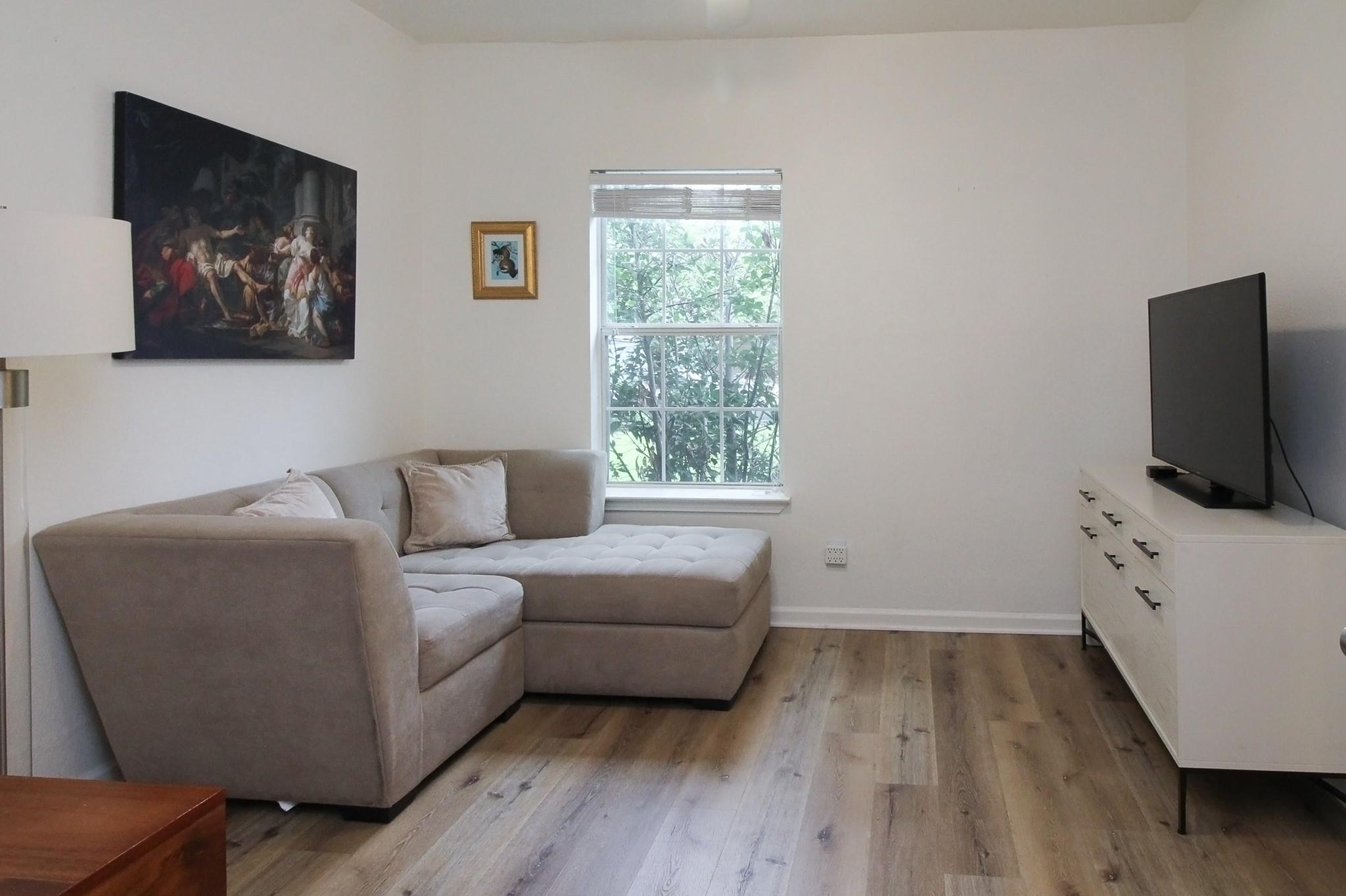5411 Hudson St Property Photo 8