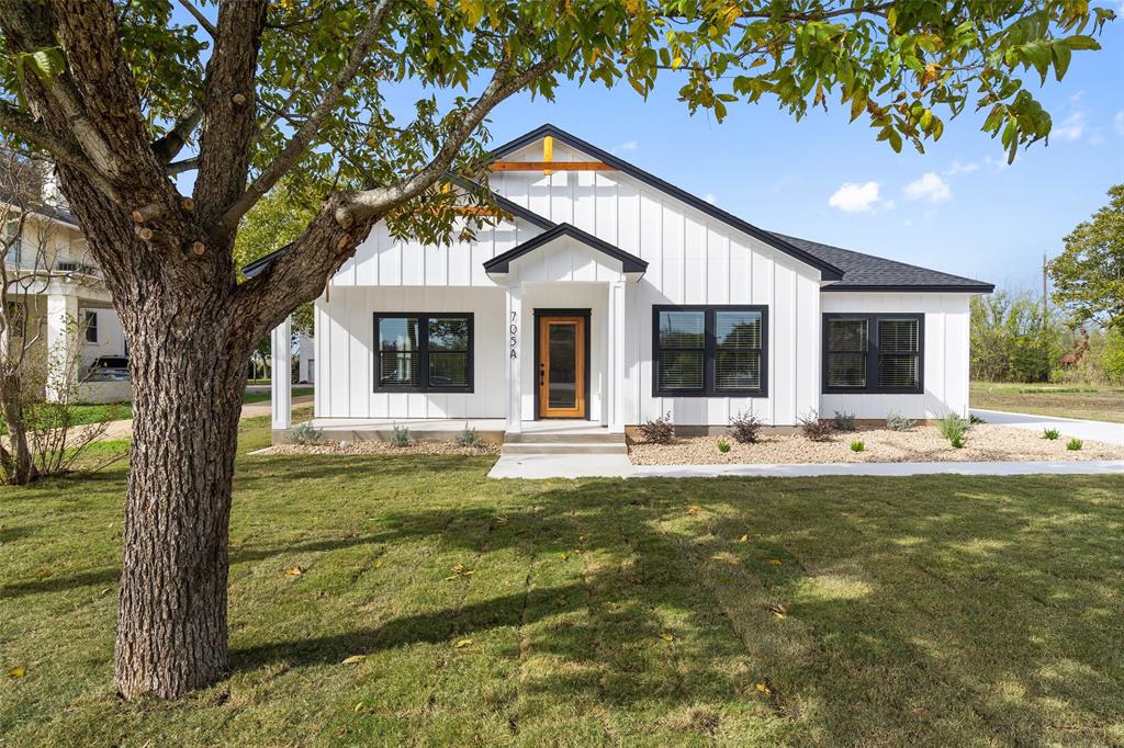 705a Sloan St Property Photo 1