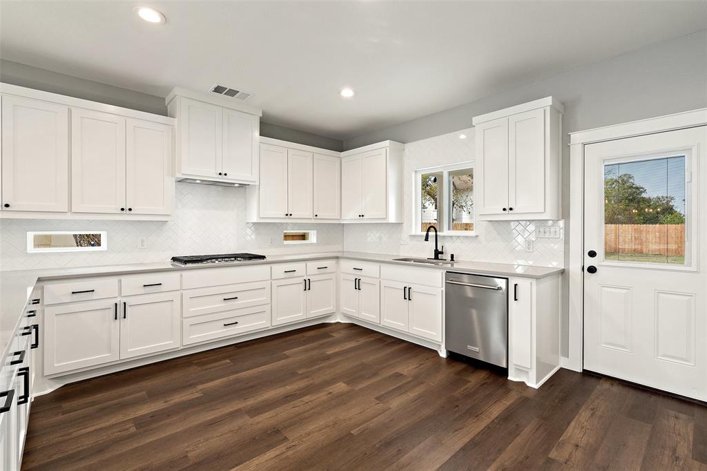 705a Sloan St Property Photo 15