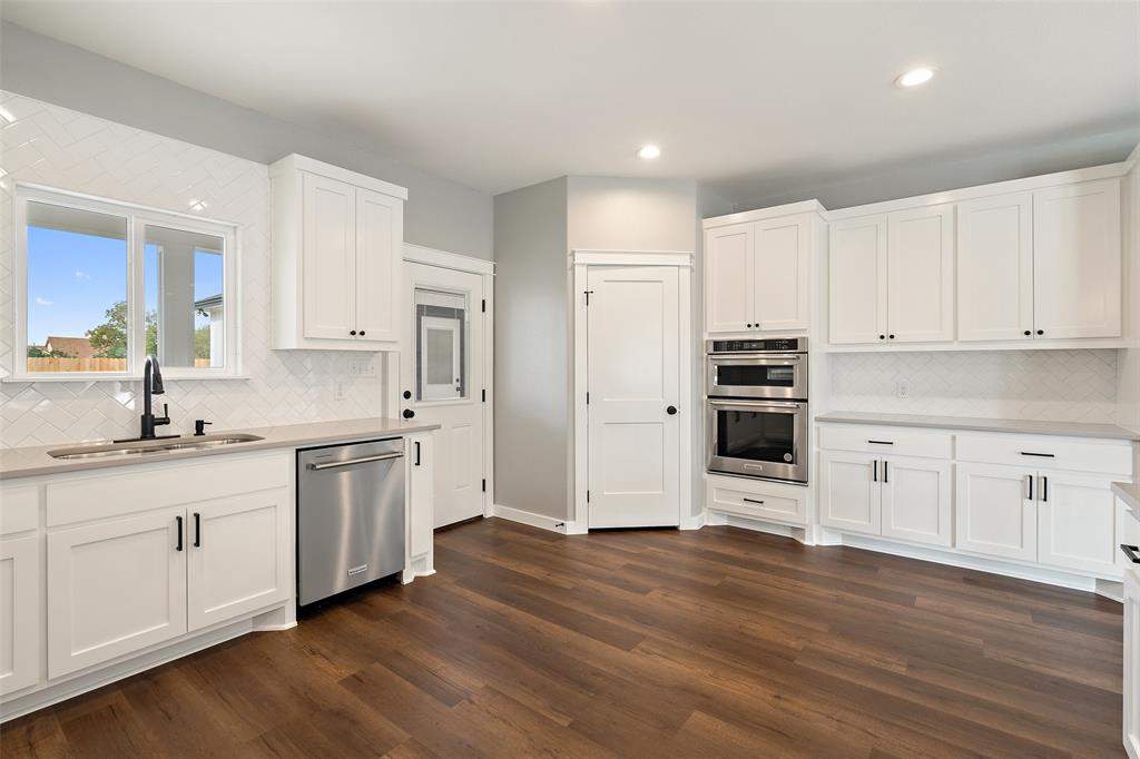 705a Sloan St Property Photo 22