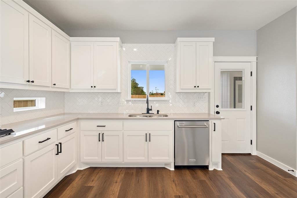 705a Sloan St Property Photo 23