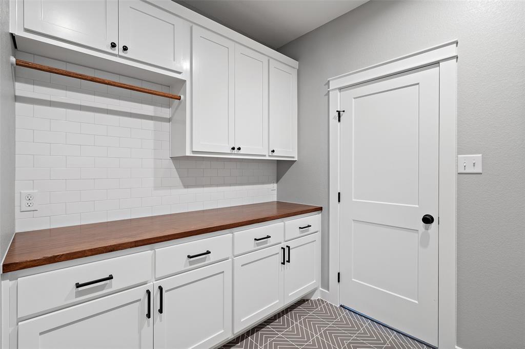 705a Sloan St Property Photo 30