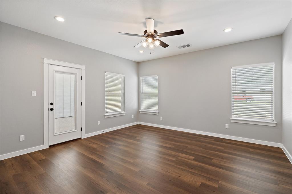 705a Sloan St Property Photo 32