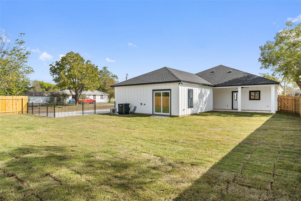 705a Sloan St Property Photo 40