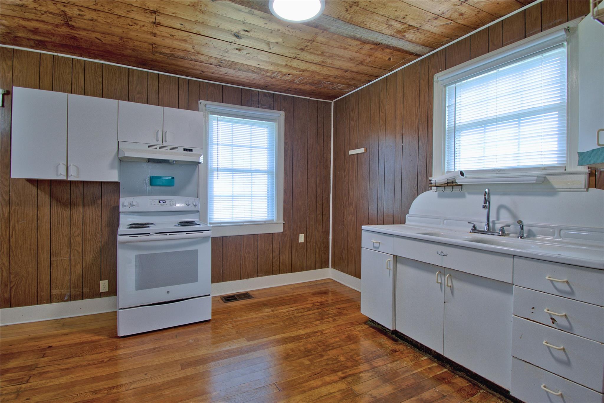 8402 Elroy Rd Property Photo 7