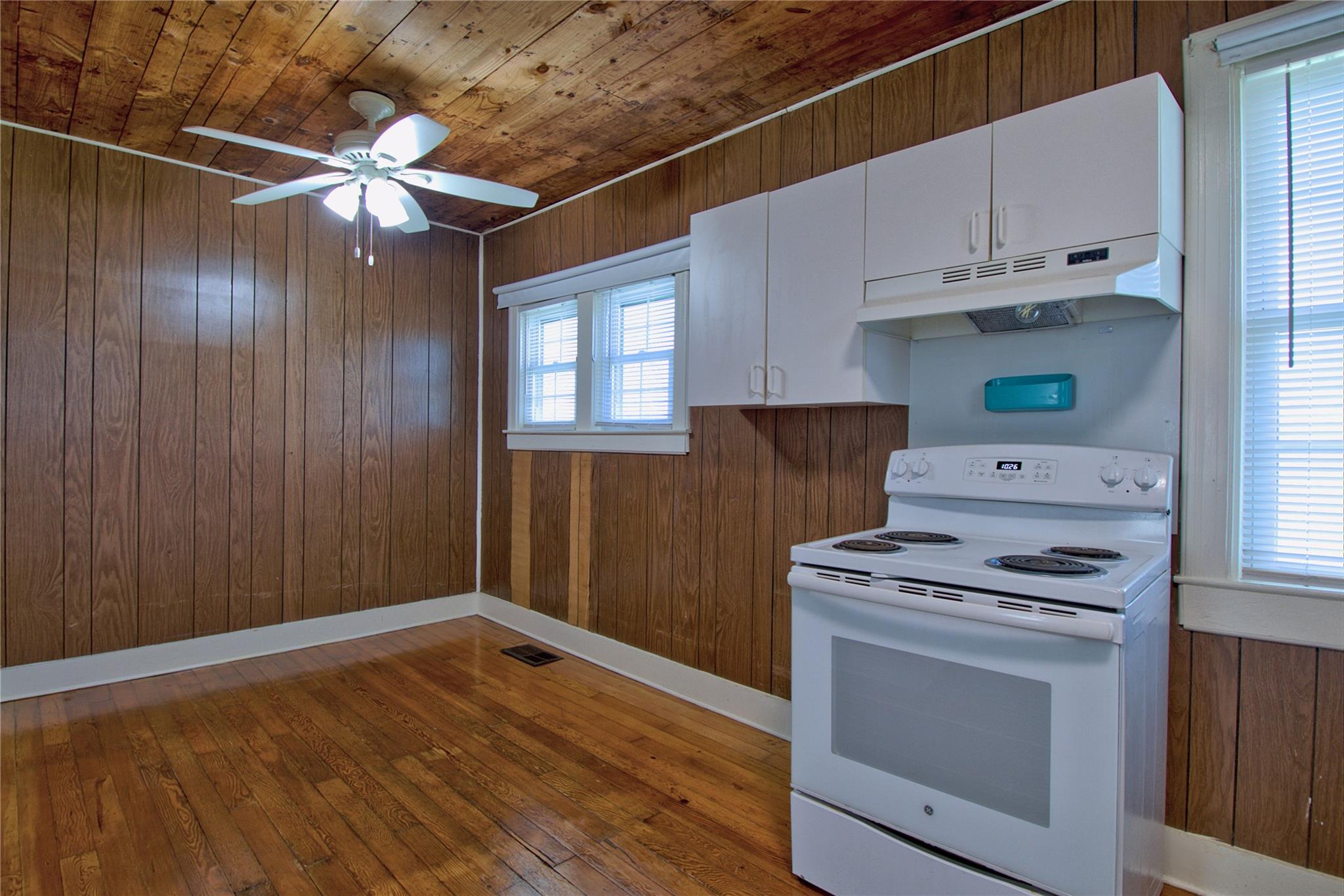 8402 Elroy Rd Property Photo 9