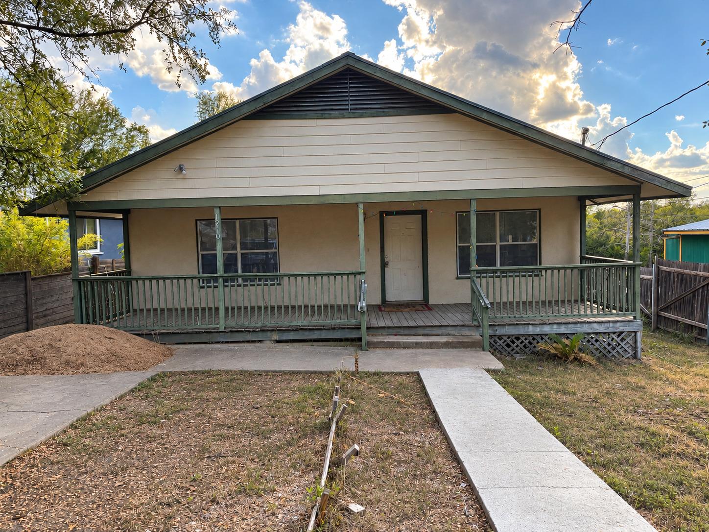 1210 Delano St Property Photo 1