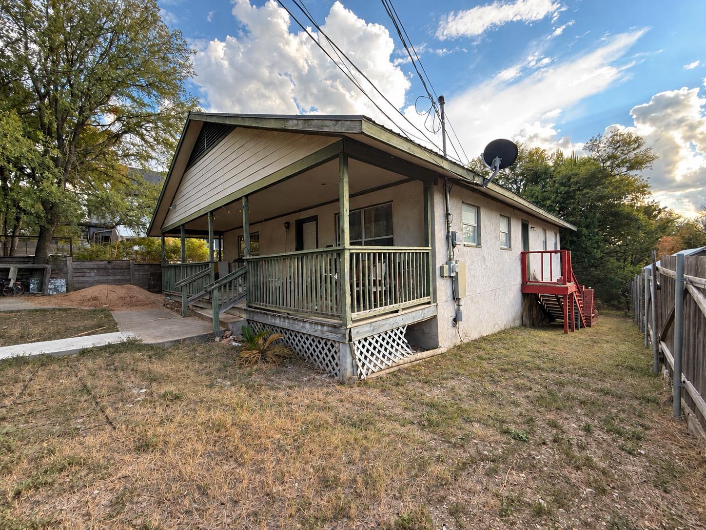 1210 Delano St Property Photo 2