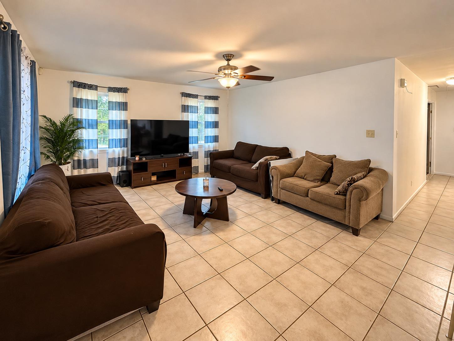 1210 Delano St Property Photo 3