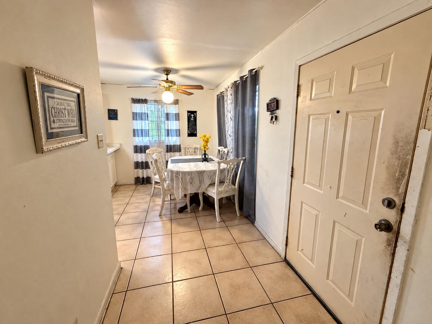 1210 Delano St Property Photo 4