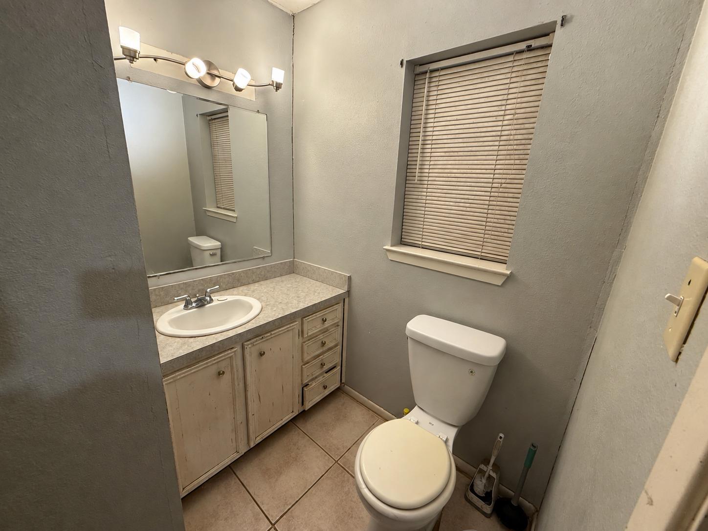 1210 Delano St Property Photo 10