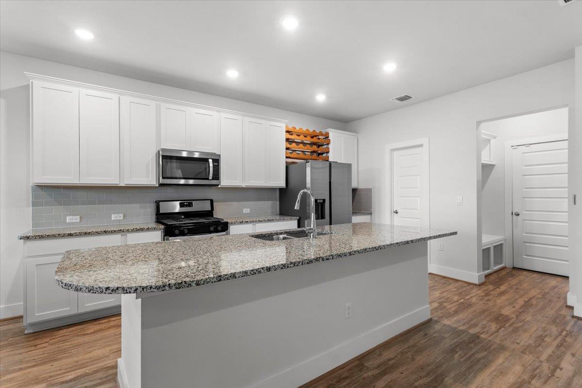 7106 Silver Star Ln Property Photo 3