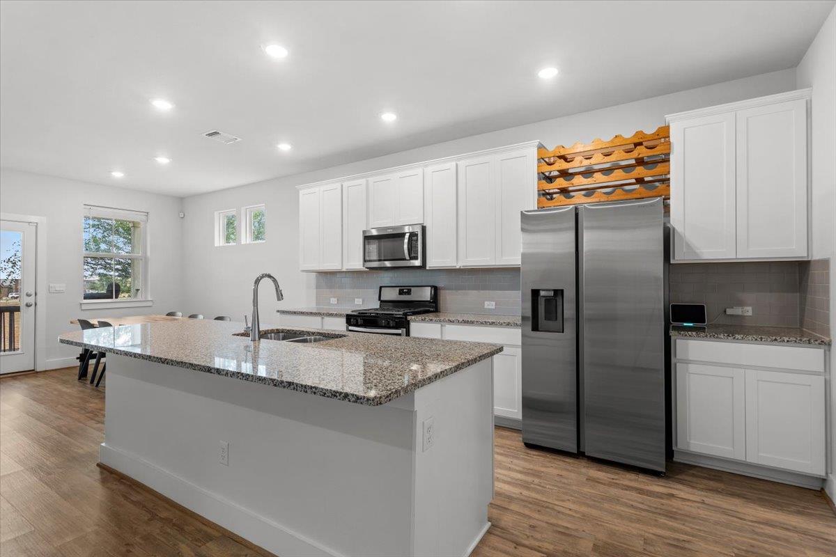 7106 Silver Star Ln Property Photo 5