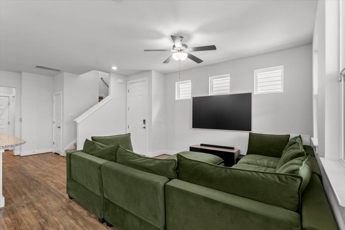 7106 Silver Star Ln Property Photo 10