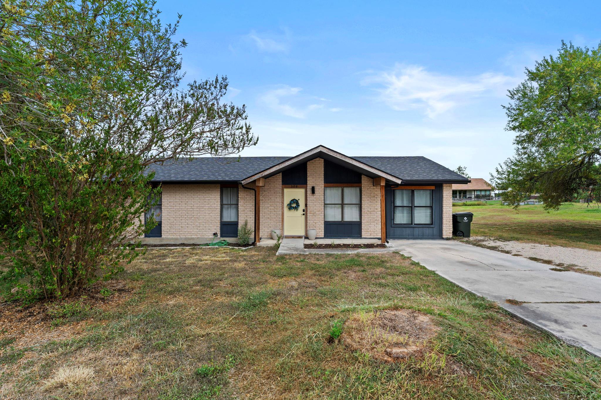 308 River Hills Dr Property Photo 2