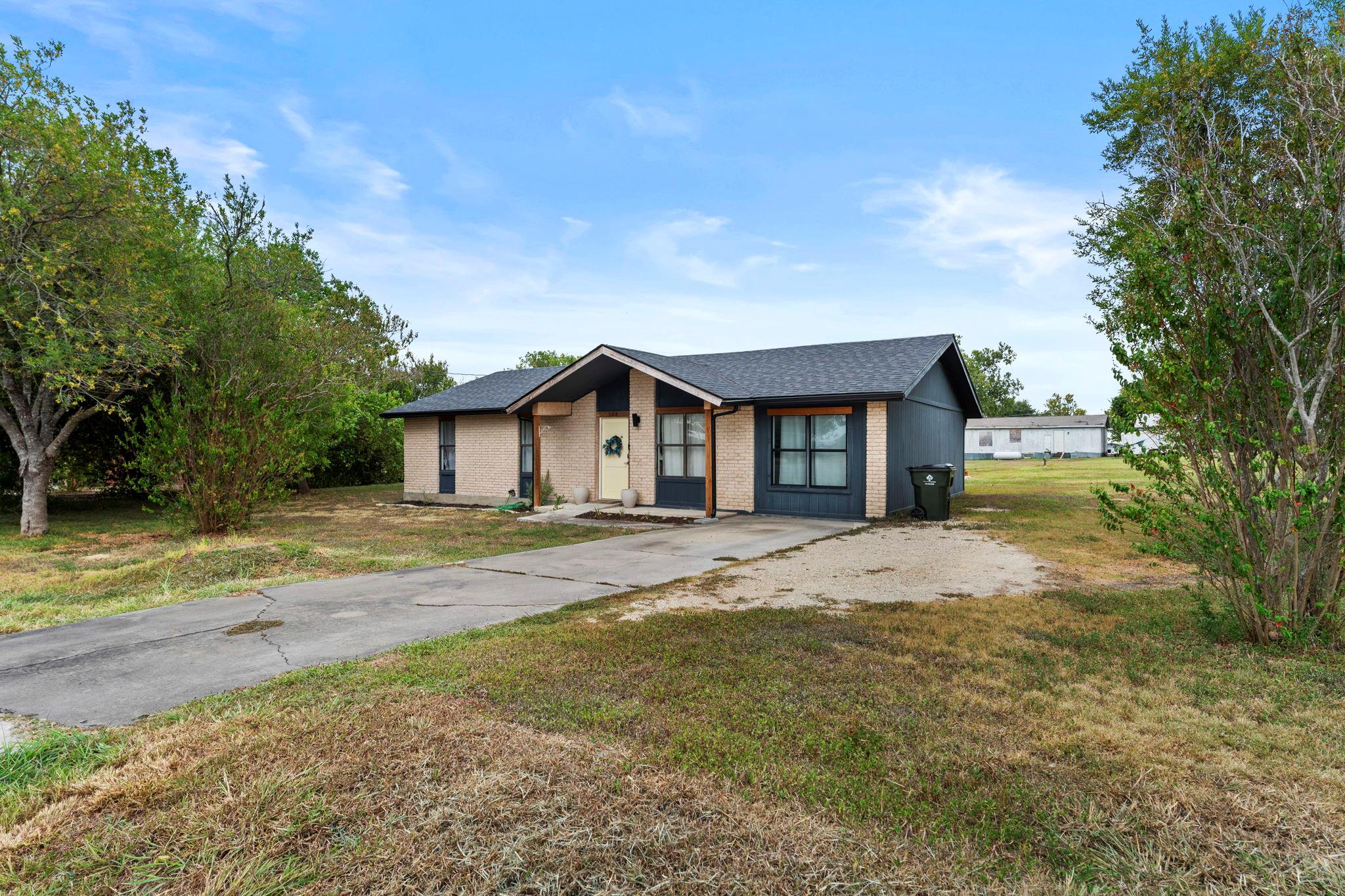 308 River Hills Dr Property Photo 3