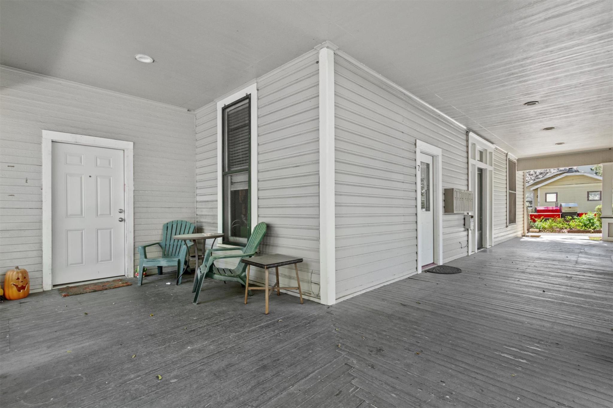 527 W San Antonio St Property Photo 3