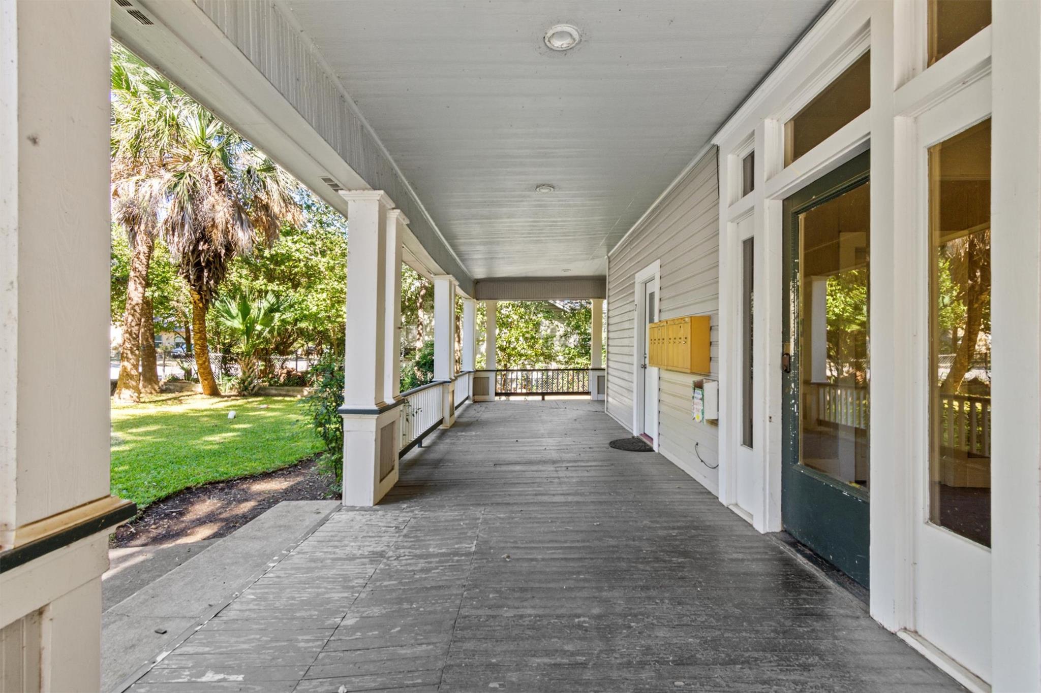 527 W San Antonio St Property Photo 4