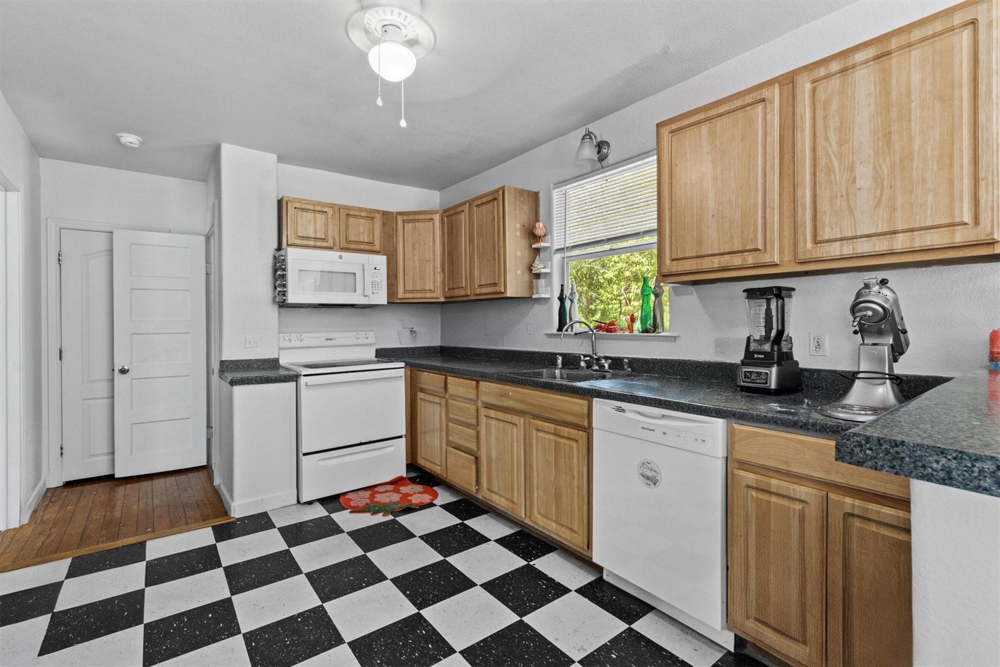 527 W San Antonio St Property Photo 6