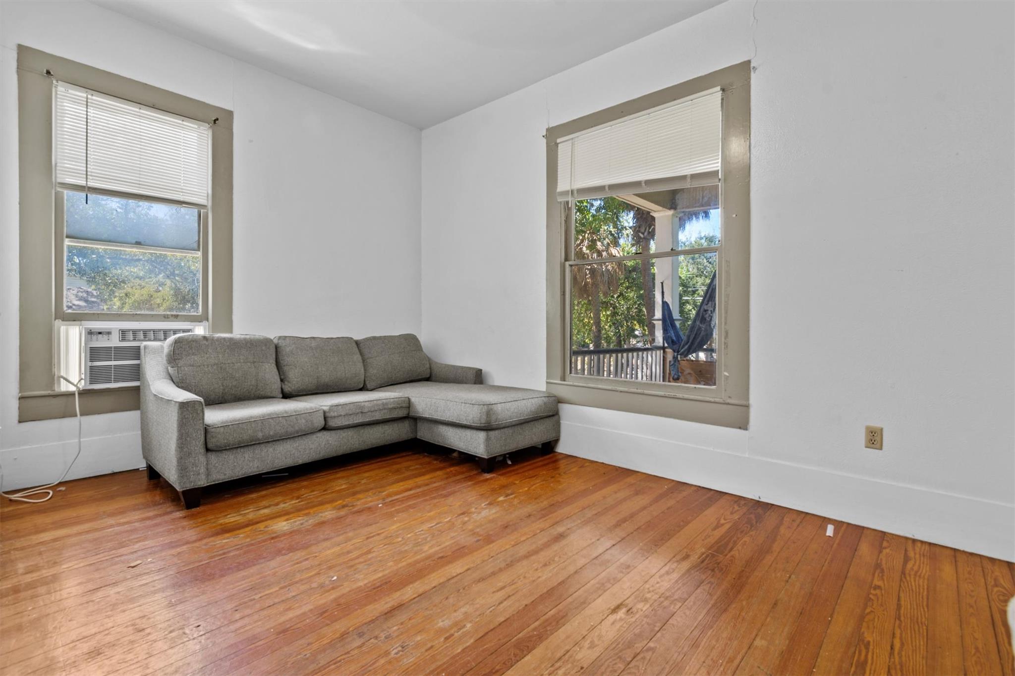 527 W San Antonio St Property Photo 20