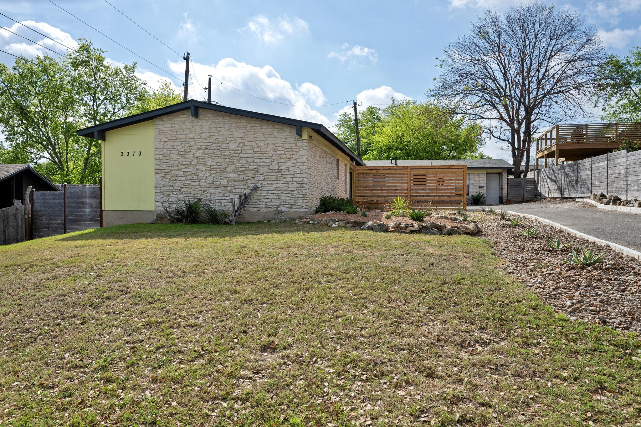 3313 S Oak Dr Property Photo 2