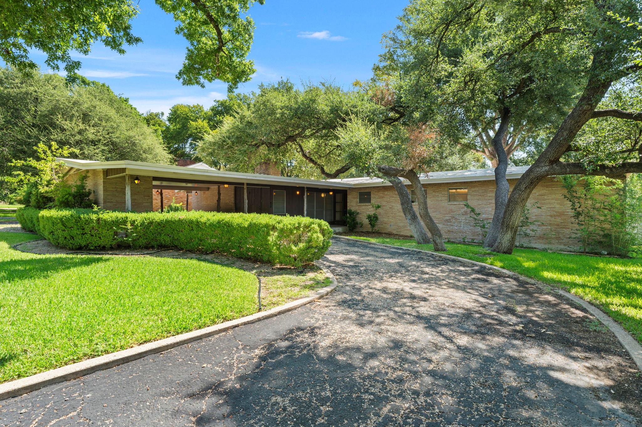 3101 El Camino Dr Property Photo 1