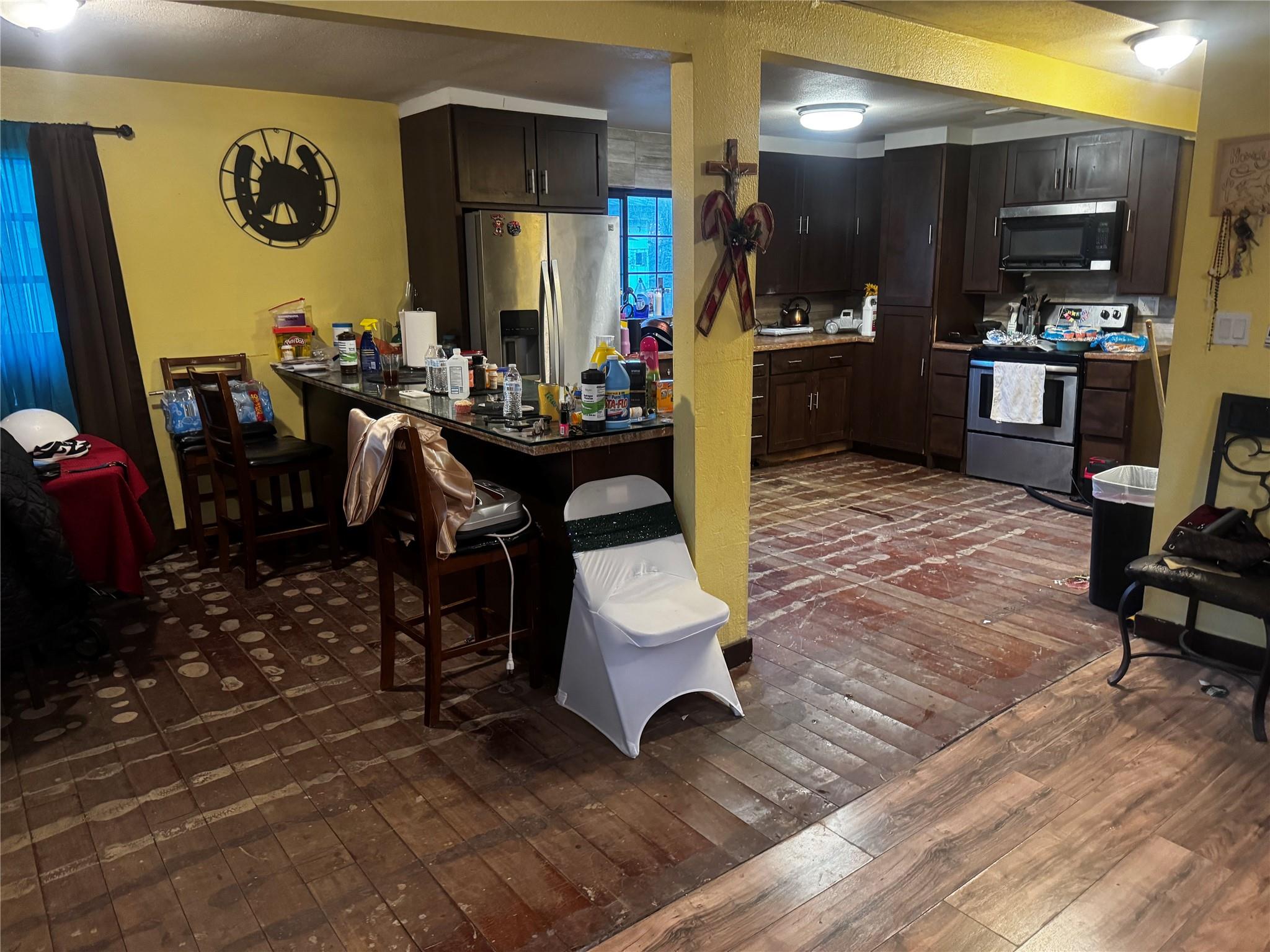 408 Sabine St Property Photo 3