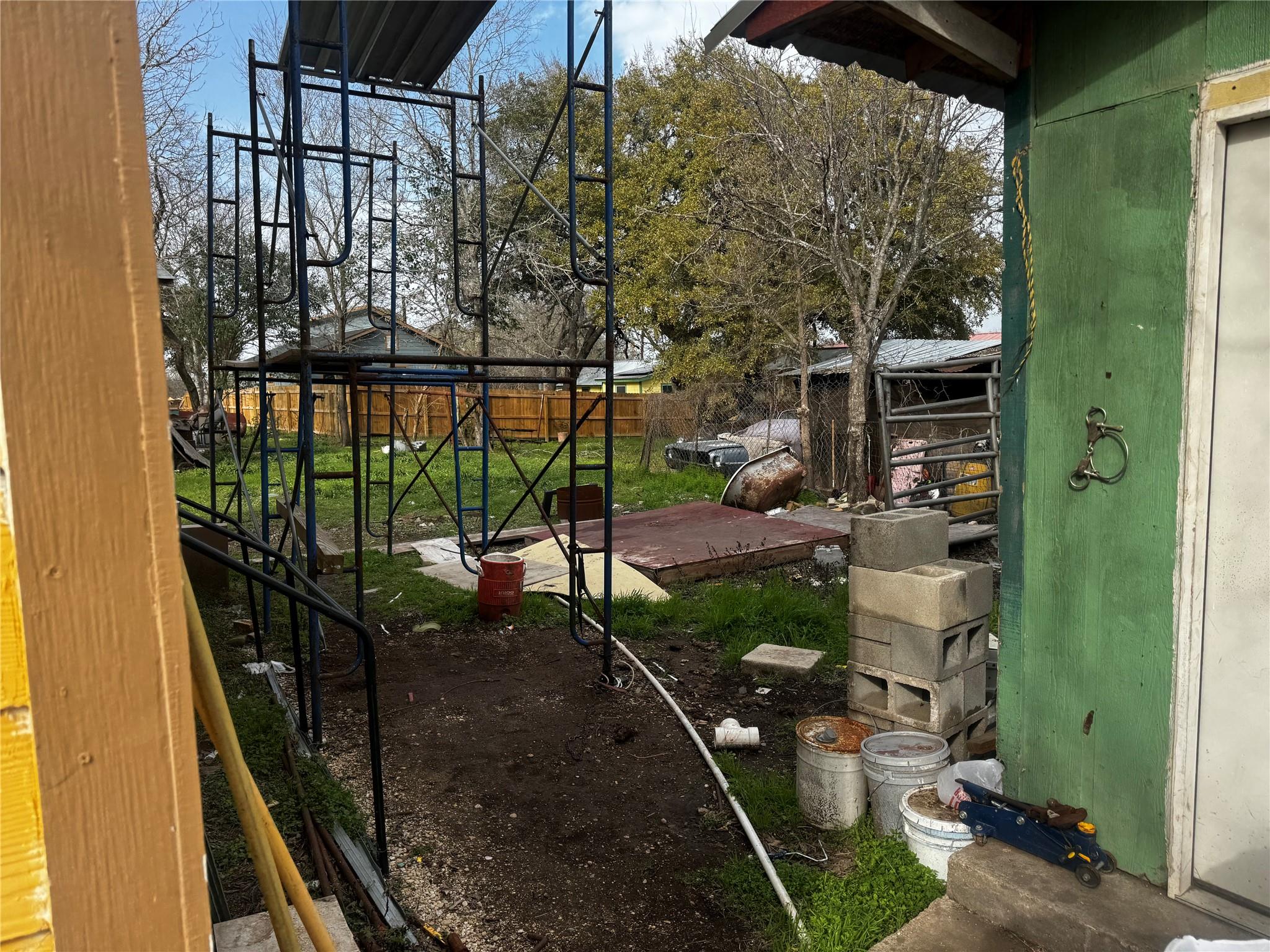 408 Sabine St Property Photo 11