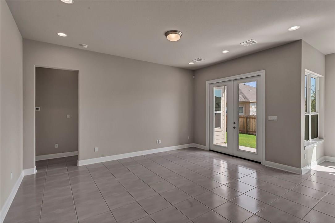 3901 Tavarez St Property Photo 13