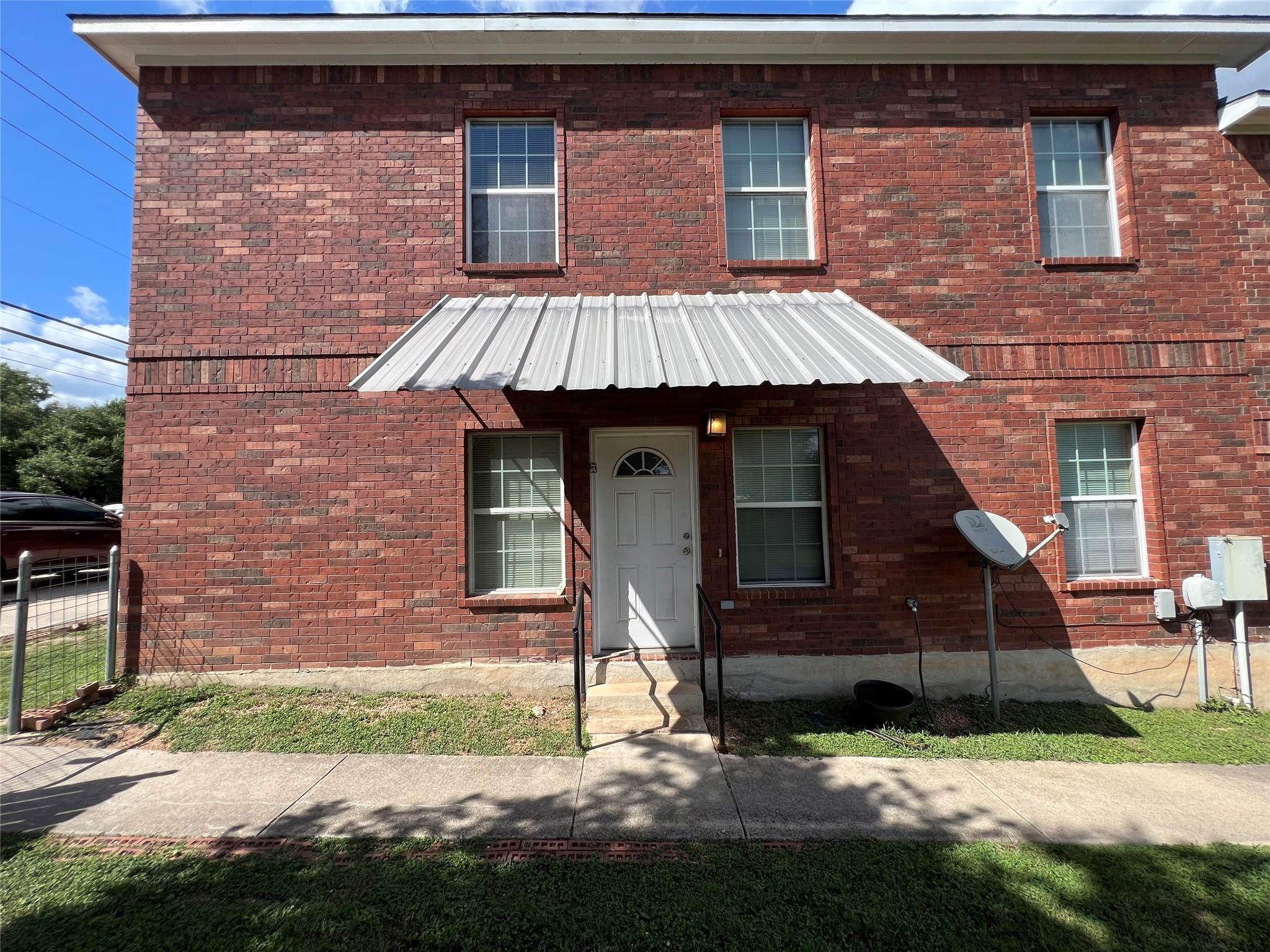 1105 N Cuernavaca Dr #a & B Property Photo 2