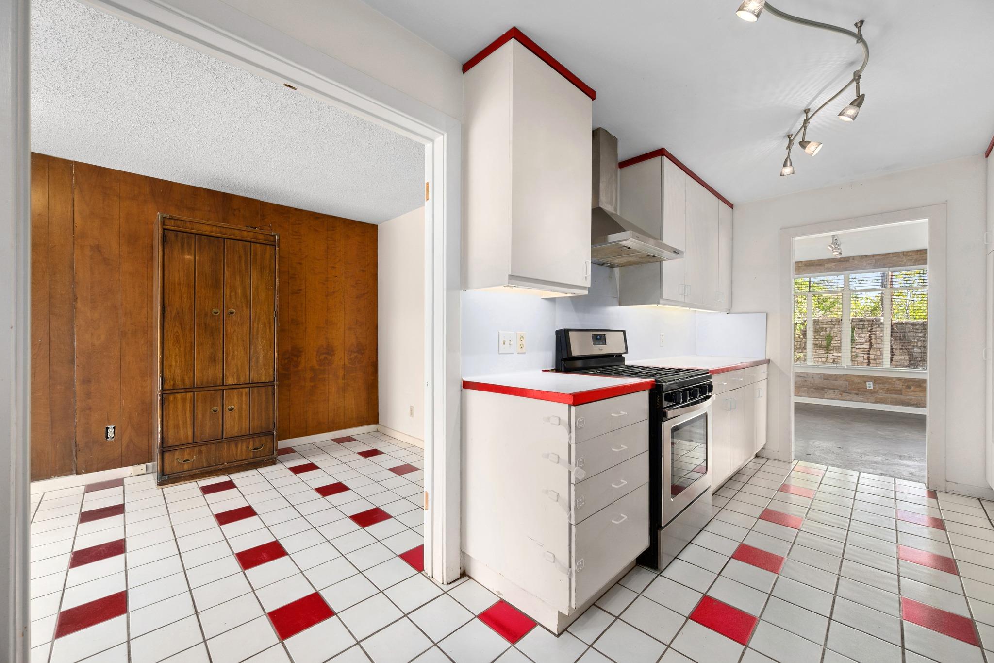 2100 Highgrove Ter Property Photo 11
