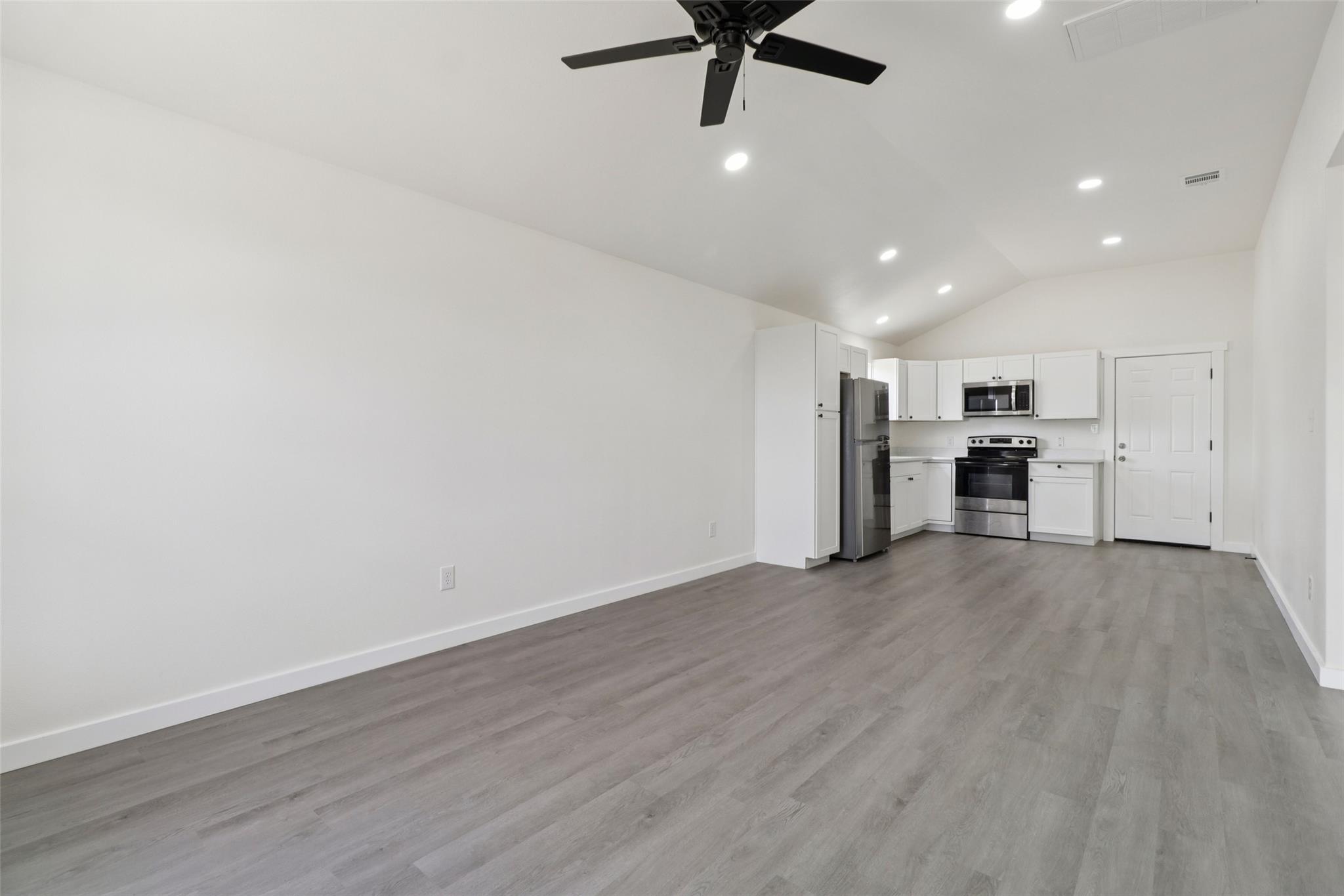 1087 Schubert Ln #c Property Photo 4