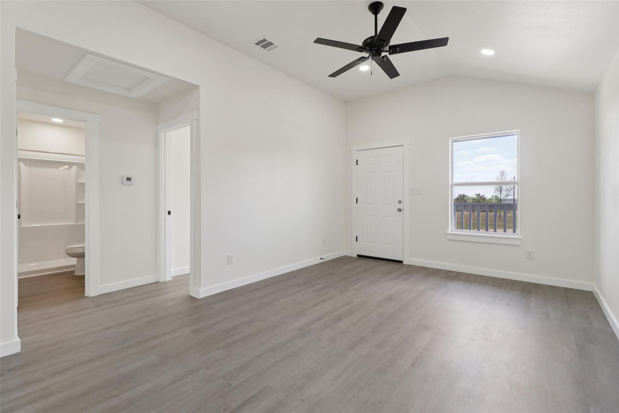 1087 Schubert Ln #c Property Photo 6