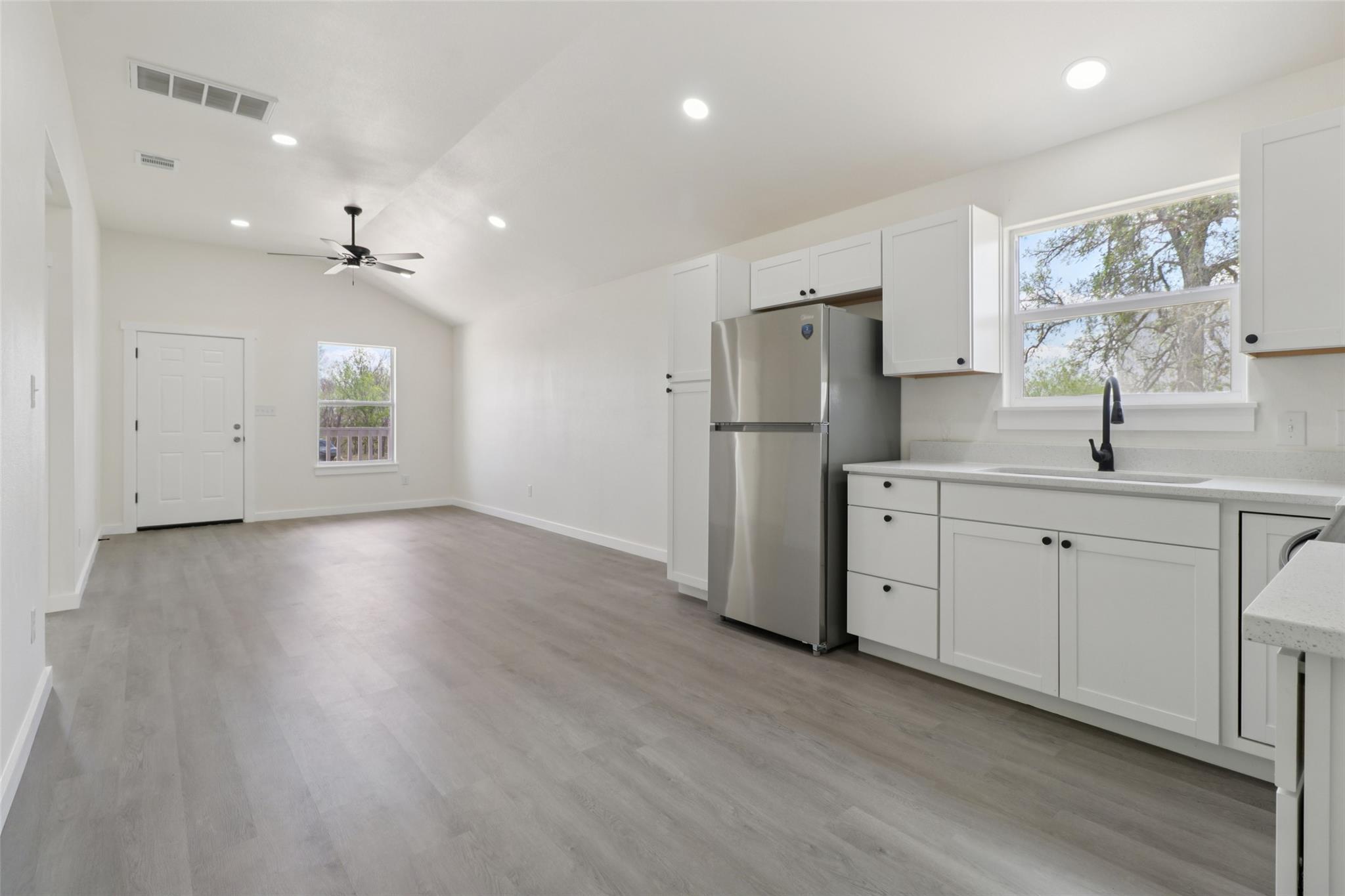 1087 Schubert Ln #c Property Photo 8