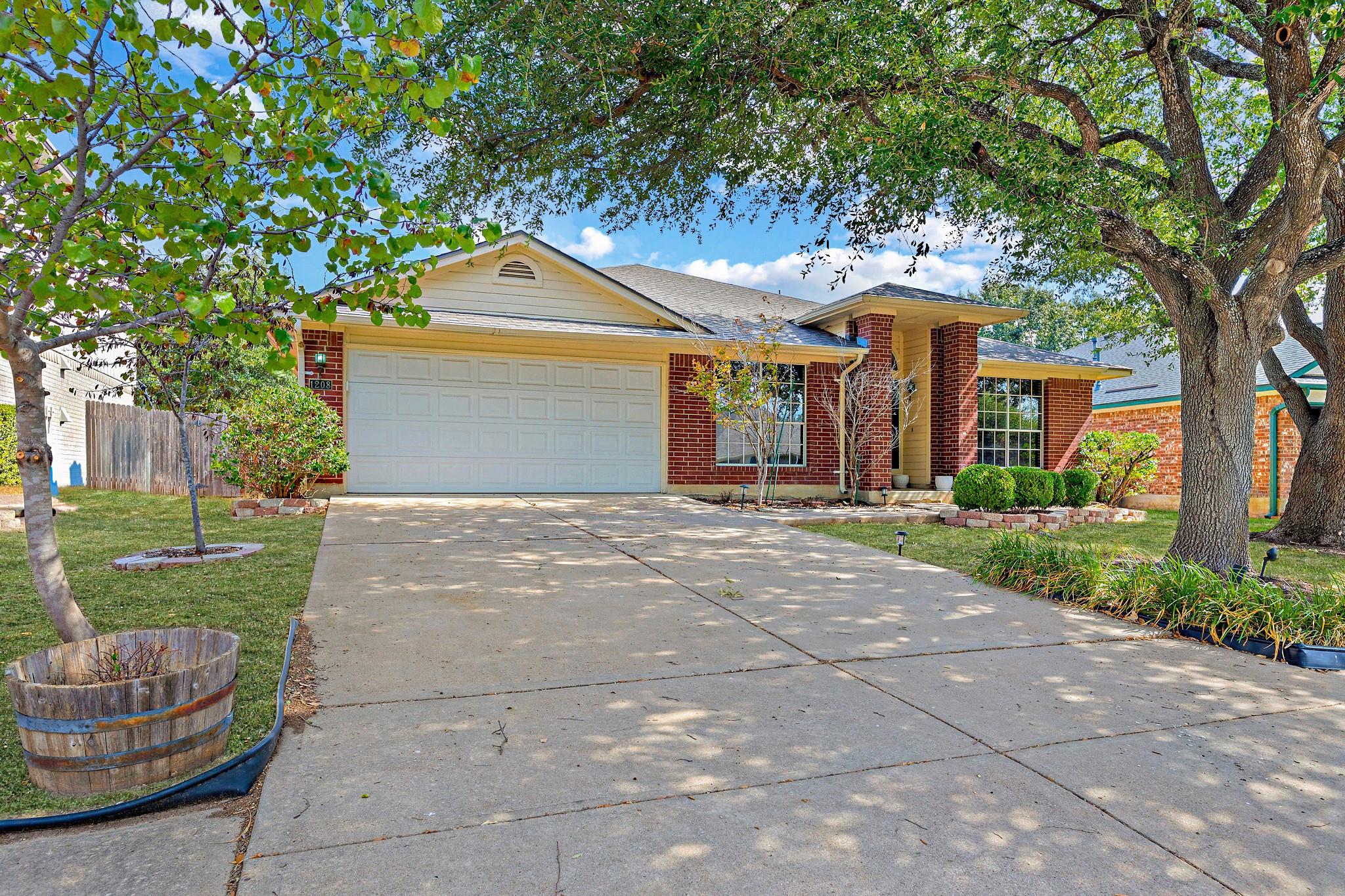 1208 Lochaline Loop Property Photo 2
