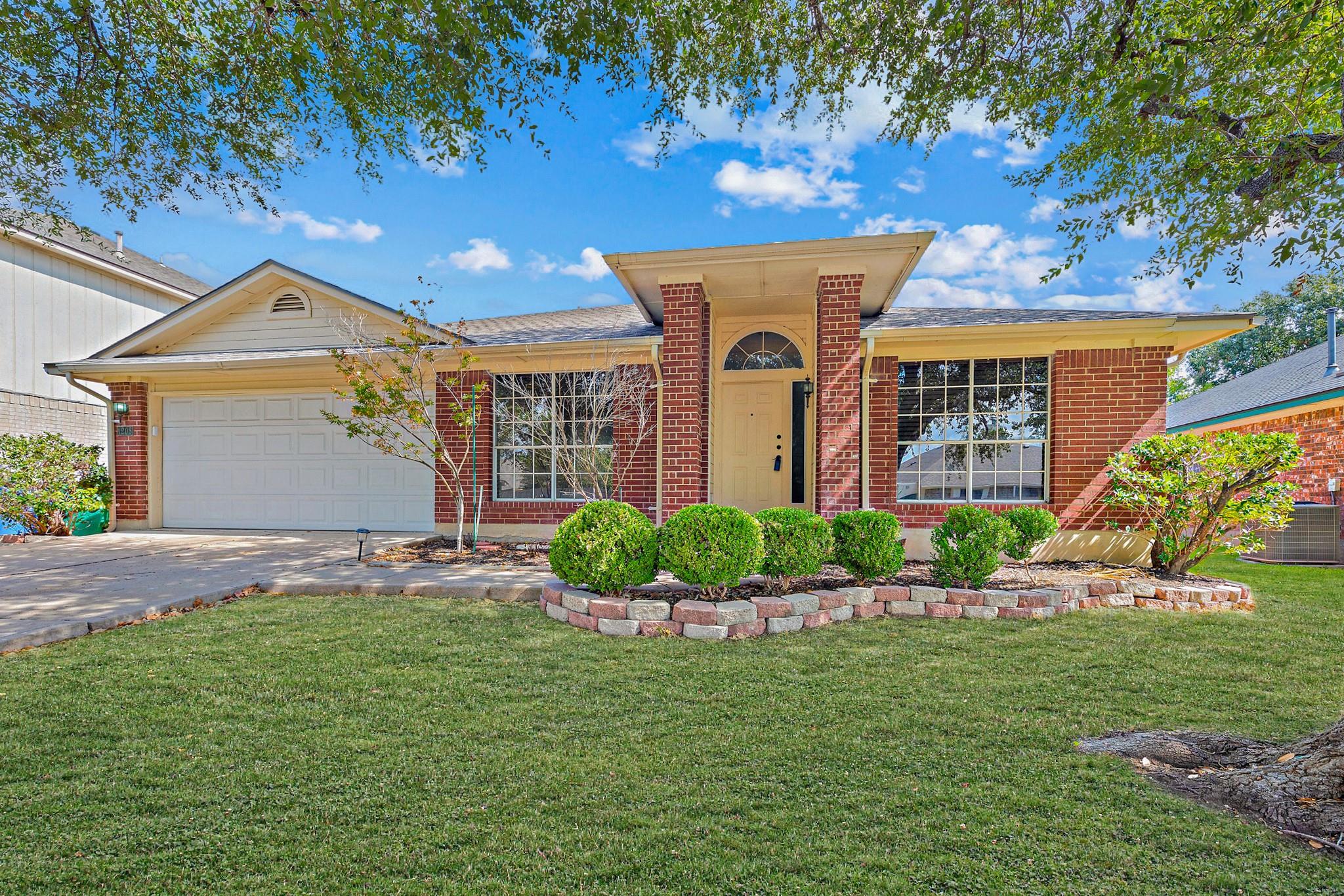 1208 Lochaline Loop Property Photo 3