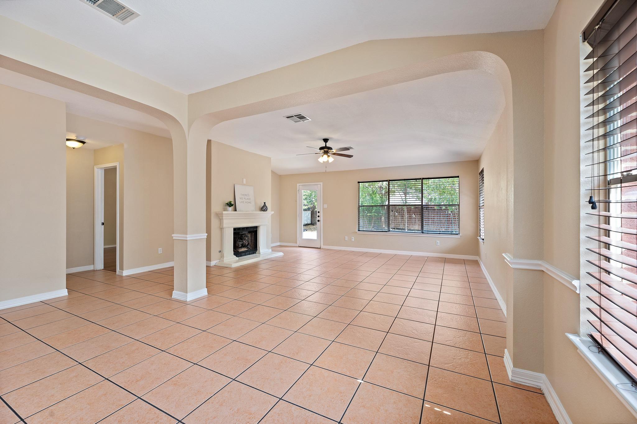 1208 Lochaline Loop Property Photo 4