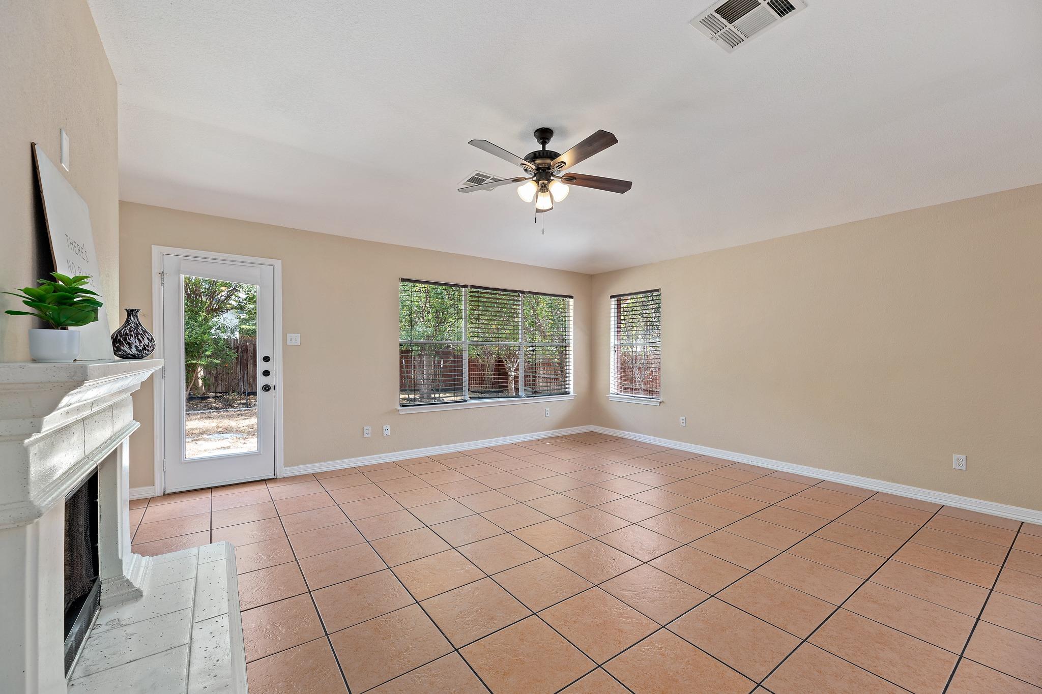 1208 Lochaline Loop Property Photo 5