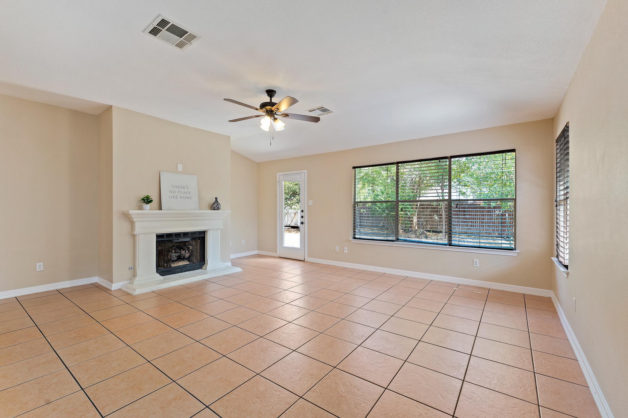 1208 Lochaline Loop Property Photo 6