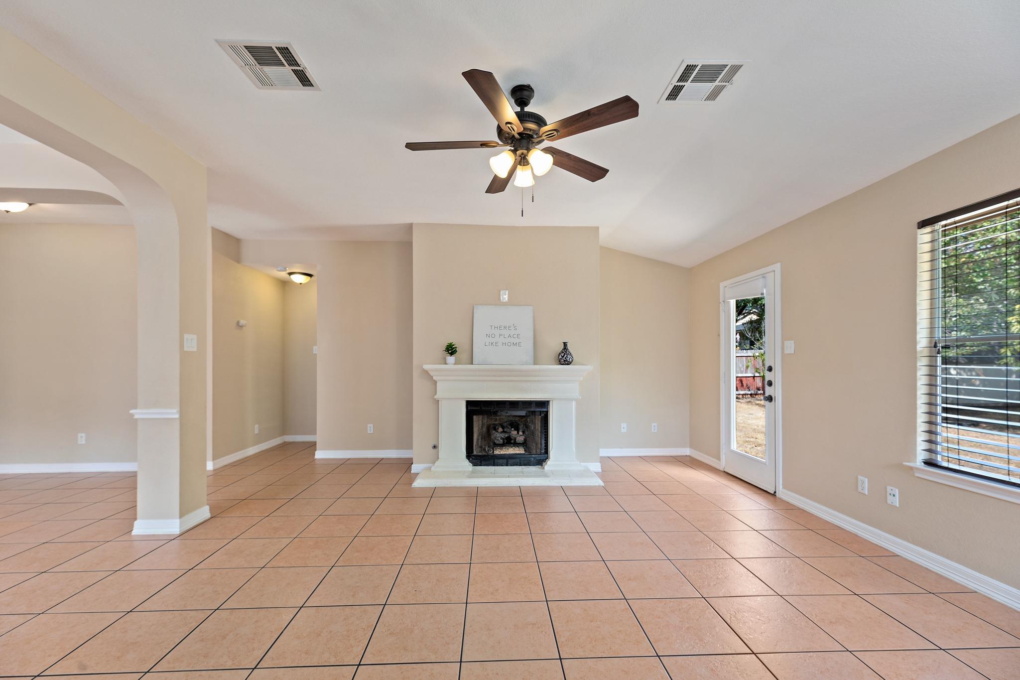 1208 Lochaline Loop Property Photo 7