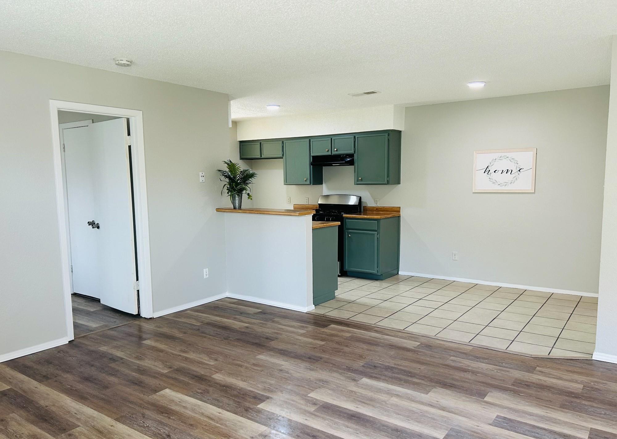 16003 Stoneham Cir Property Photo 3