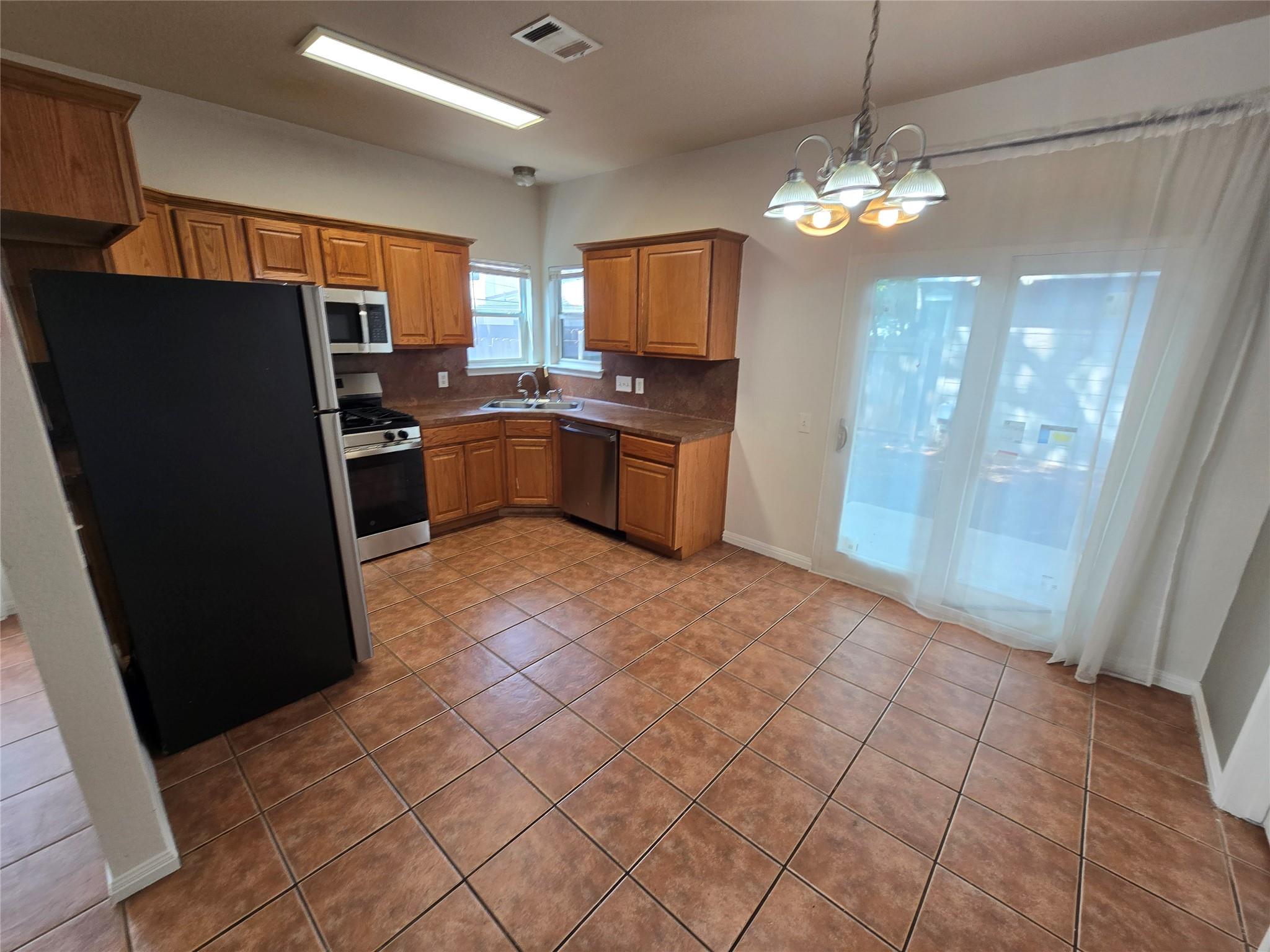 1604 Singleton Ave #a Property Photo 11
