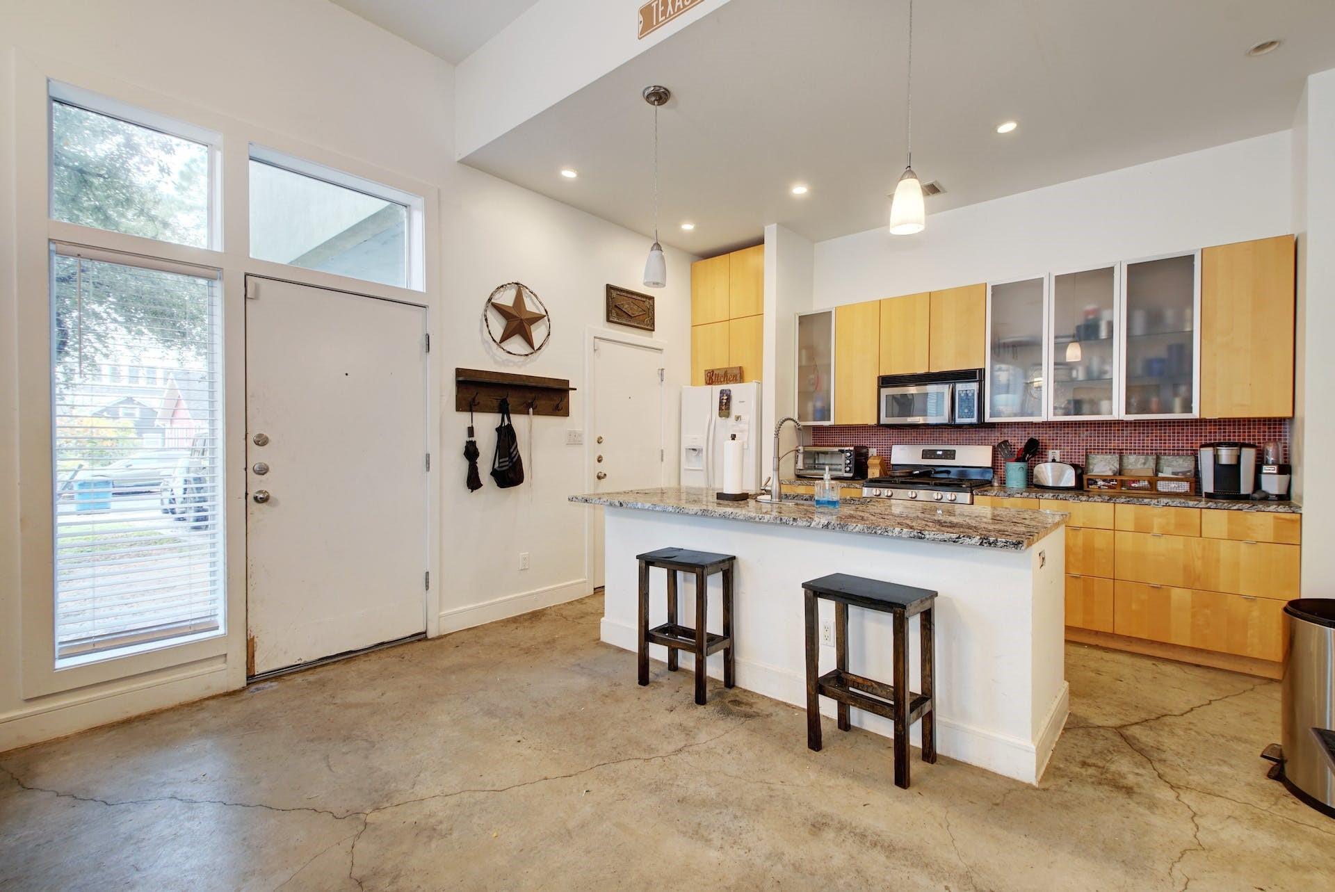 616 W 35th St #b Property Photo 13