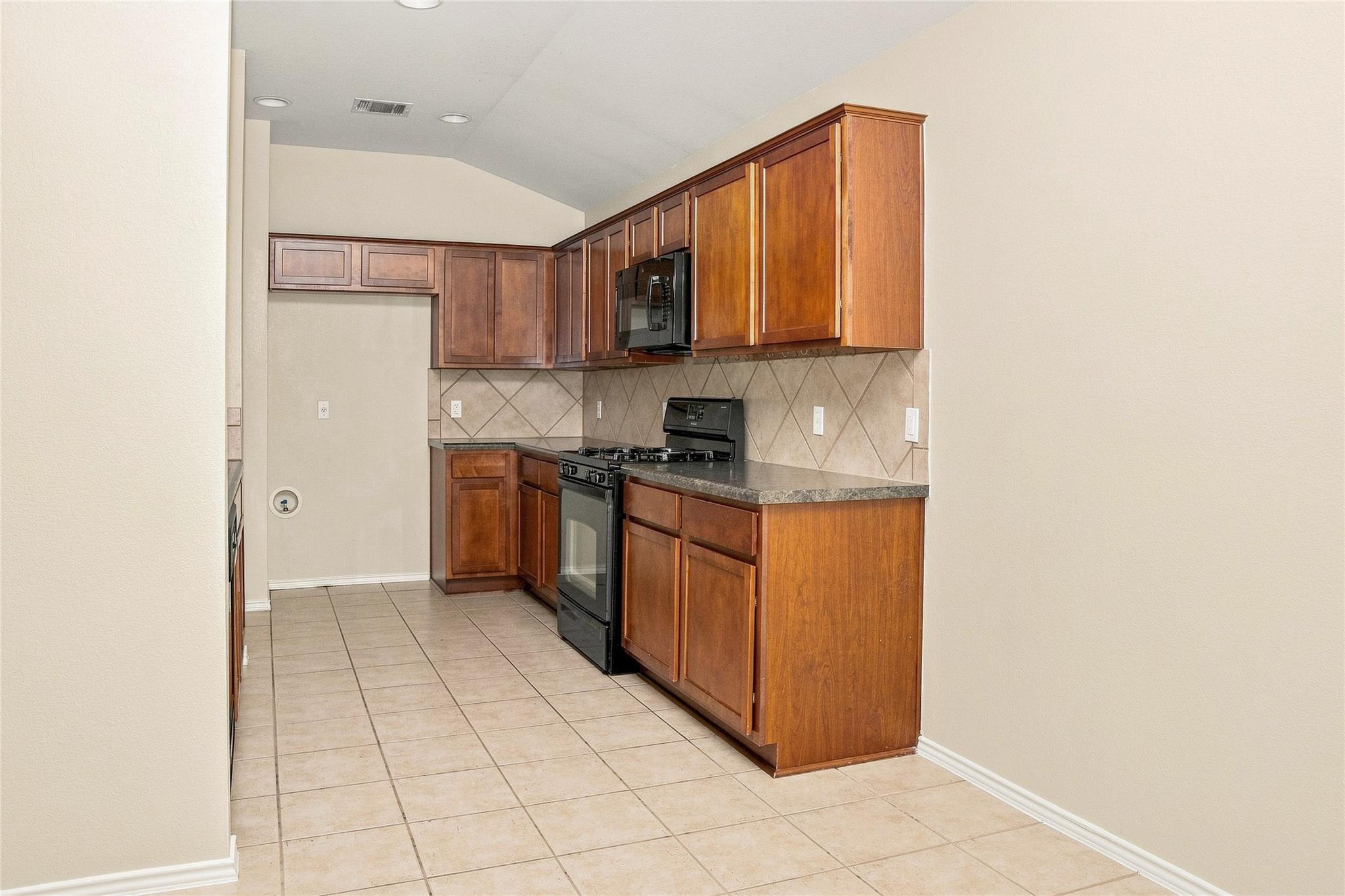 1817 Shaker Trl Property Photo 4