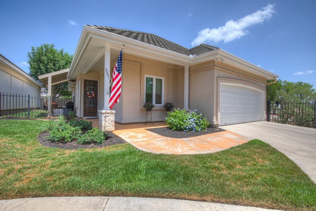 2201 Garden Ct Property Photo
