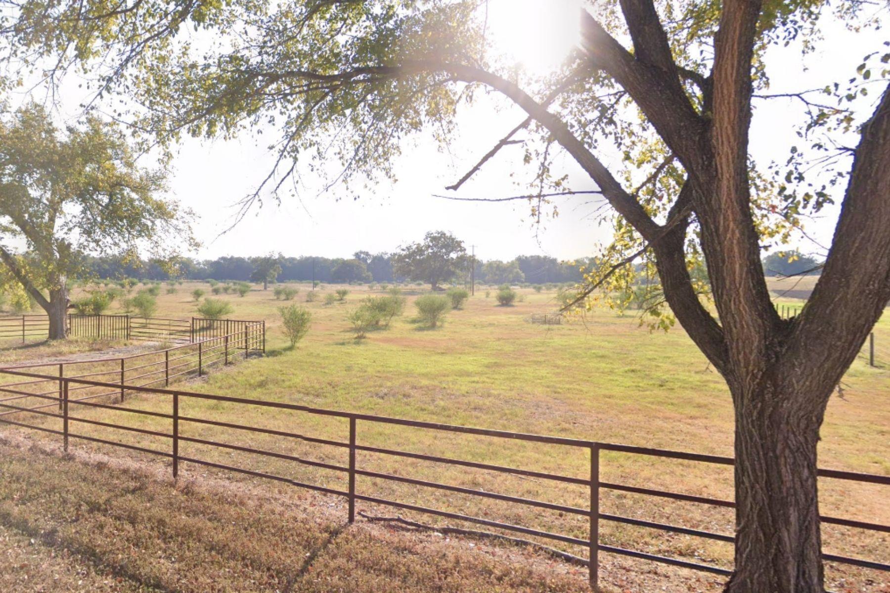 465 Oak Grove Rd Property Photo 1